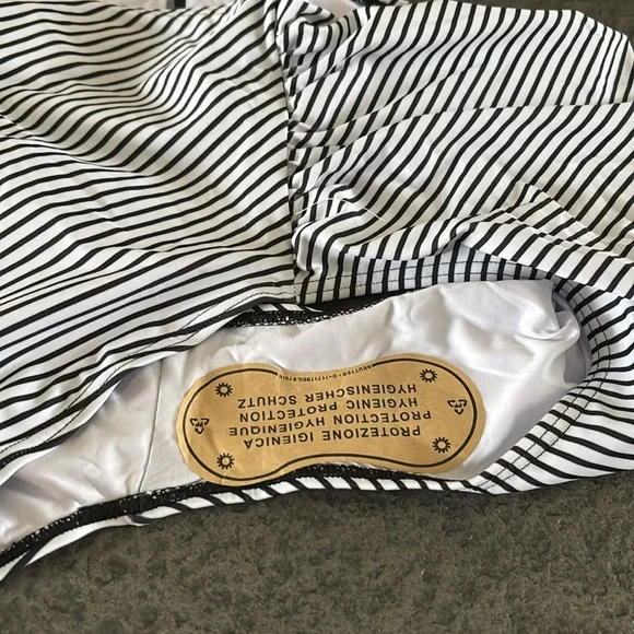 ⛱️🏖️Two Piece Black and White Striped Tankini Swimsuits w/ tummy control 👙☀️🏝️ - Picture 7 of 8